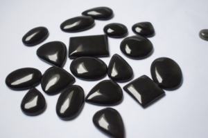 Cabochon en onyx noir fait à la main de qualité AAA pierre précieuse naturelle avec jeu de couleur en forme de coeur tailles mélangées traitement thermique - Product Image 2