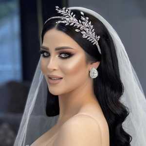 Diadema de Pedrería Plateada Bridella BHP550-S - Elegante Tocado Nupcial con Ajuste Cómodo para Bodas y Eventos Formales - Product Image 1