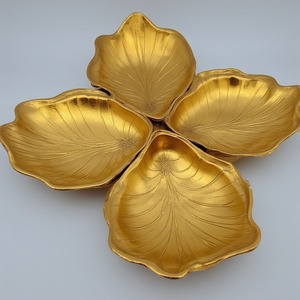 Servidor de fruta seca de lujo de vidrio de aluminio hecho a mano con diseño de triple hoja Acabado dorado Interiores de comedor decorativos hechos a mano - Product Image 2