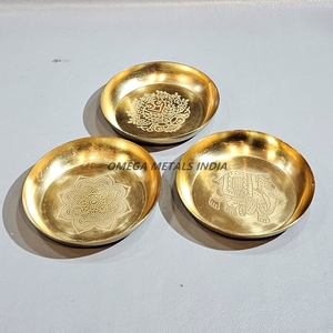 Collection unique de plateaux dorés avec différentes tailles et textures, idéale pour servir des amuse-gueules et ajouter du glamour aux événements - Product Image 3