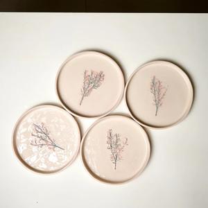 Assiette à dîner en céramique à motifs floraux pastel, décor de feuilles en relief, finition émail lisse, design durable pour une mise en scène de table élégante - Product Image 5