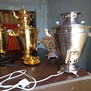 Théière de style rétro classique samovar orné d'or avec des détails complexes - Product Image 1