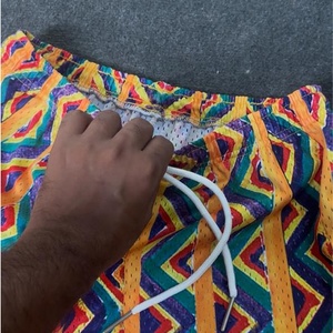 Fabricante de alta calidad, sublimación, estampado completo de poliéster, 5 pulgadas, doble capa, pantalones cortos de baloncesto de malla de camuflaje para hombres jóvenes personalizados - Product Image 5