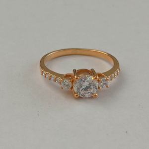 แหวนหมั้นเพชร3เม็ดกลมโมอิส7.00มม. สีเหลืองทอง18K - Product Image 1