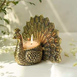 Sculpture de paon en laiton détaillée pour une lueur chaleureuse et traditionnelle. Disponible aux prix de gros. - Product Image 1