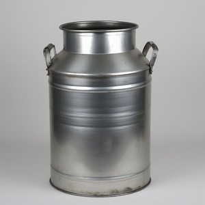 Lata de leche de metal galvanizado artesanal con acabado vintage, ideal para casas de campo, cafés y estilo al aire libre - Product Image 2