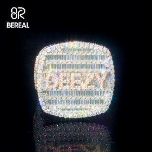 Bague en moissanite personnalisée d'usine, testée au diamant, avec pendentif baguette personnalisé avec lettre, en argent 925, bijoux fins pour hommes - Product Image 1