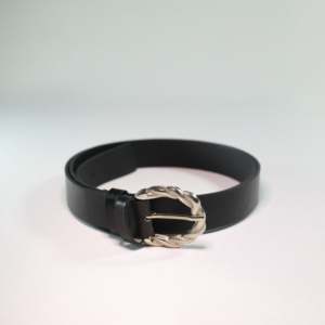เข็มขัดหนังแบบลำลองพร้อมหัวเข็มขัดโลหะผสมแบบถัก - Product Image 1