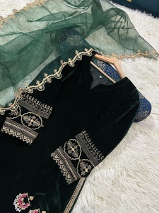 Ensemble Anarkali en velours micro-velours 9000 avec chemise brodée, pantalon en velours et dupatta en organza brodé avec motifs ajourés - Product Image 4