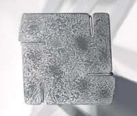 Petit tabouret en métal artisanal Art Déco, forme irrégulière, finition en aluminium texturé galvanisé, pour la maison, le bureau, l'intérieur/l'extérieur