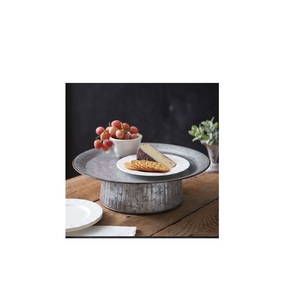 Soporte moderno y minimalista para Tartas de metal con un diseño elegante, perfecto para recepciones de bodas contemporáneas y eventos privados de lujo - Product Image 4