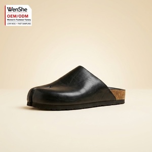 Mules Tabi Nere Personalizzate ODM da <span class=keywords><strong>Donna</strong></span> con Punta Divisa, <span class=keywords><strong>Ciabatte</strong></span> Basse Slip-on con Suola <span class=keywords><strong>in</strong></span> <span class=keywords><strong>Sughero</strong></span>, Pantofole Casual, Calzature <span class=keywords><strong>in</strong></span> Pelle all'Ingrosso, Campioni Veloci - Product Image 1
