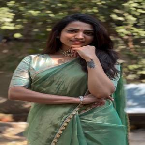 Sari de luxe VASTRA COTTAGE avec dentelle Zarkan, bordure en diamant doré, tissu riche et chemisier en soie Dola - Product Image 5