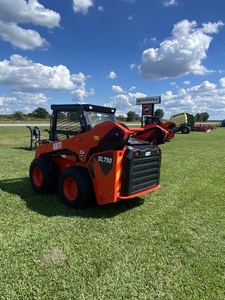 Chargeuse compacte Kioti SL750, grande capacité de levage, puissance robuste, conception compacte pour la construction, l'agriculture et la manutention - Product Image 3