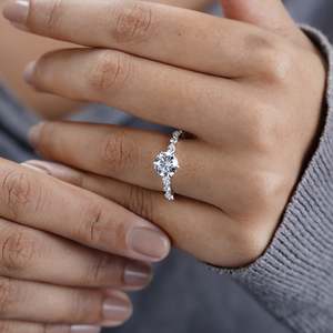 Anillo de Compromiso de Corte Redondo con Banda de Diamantes Pavé de 6 Puntas, Elegantes Anillos de Diamantes - Product Image 6