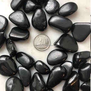 Mejor venta al por mayor Shungite piedra caída cristal Natural pulido estilo Feng Shui Reiki curación piedra de bolsillo en bruto - Product Image 4