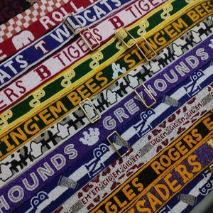 Nouveauté, accessoires mobiles personnalisés de créateur faits à la main, sac à main guitare avec perles de rocaille, sac à main avec sangle pour le jour du jeu - Product Image 1