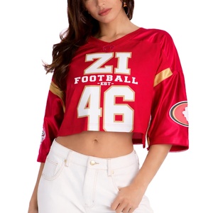 Camiseta deportiva corta estilo hip hop, de poliéster y malla, estilo jersey de fútbol americano rojo, moderna y holgada, para mujer. - Product Image 3