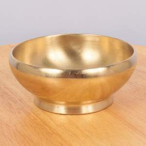 Cuenco de latón pulido con curvas hechas a mano y aspecto real, ideal para regalos formales y colecciones espirituales - Product Image 3