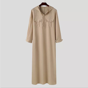 Nouveau design musulman thobe pour hommes mode vêtements islamiques style traditionnel pour hommes thobes premium thobe à capuche personnalisé avec poches poitrine - Product Image 3