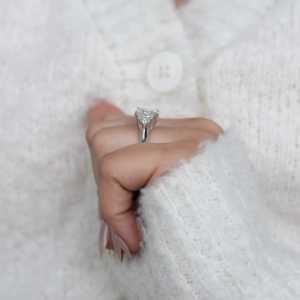 แหวนหมั้นเพชรทรงเจ้าหญิงแบบวินเทจประดับเพชรแล็บสามเม็ด - Product Image 4