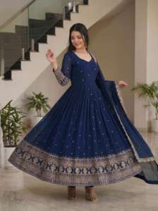 Vestido Anarkali de la Mejor Calidad, Seda Vichitra con Bordado de Lentejuelas para Fiestas o Eventos Especiales para Mujer, Venta para Exportación - Product Image 2