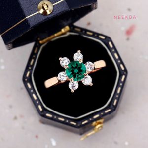 Bague de fiançailles en or rose massif 14 carats, émeraude de laboratoire, coupe ronde, bague de mariage unique, bague solitaire artisanale d'Inde - Product Image 2