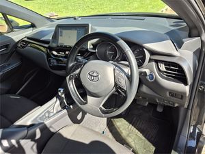 Voitures d'occasion en bon état, <span class=keywords><strong>Toyota</strong></span> <span class=keywords><strong>C</strong></span>-<span class=keywords><strong>HR</strong></span> 1.8 <span class=keywords><strong>Hybrid</strong></span> S LED Package 5 portes SUV <span class=keywords><strong>2018</strong></span>, prête à être expédiée - Product Image 3