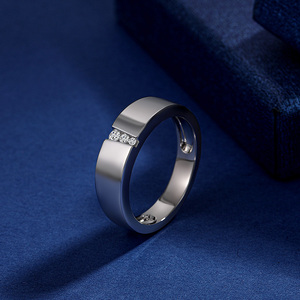 Anillo de Moissanita para Hombre Jeulia, Corte Redondo Clásico, en Plata de Ley con Baño de Rodio - Product Image 3
