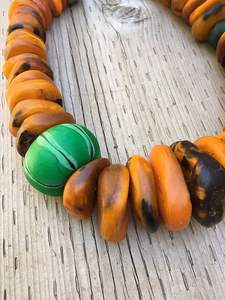 Collier avec pendentif en résine époxy vintage fait à la main avec chaîne en corde, design personnalisé disponible - Product Image 6