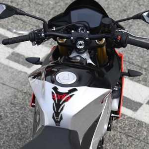Adesivi Protettivi per Serbatoio Moto APRILIA in Carbonio 3D, Impermeabili, Personalizzabili, Rossi, con Logo per Decorazione - Product Image 1