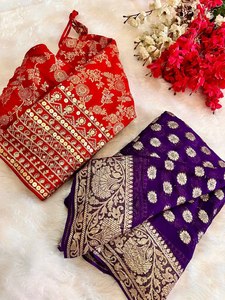 Banarasi Style Karva Chauth & Wedding Anniversary Special Digital Printed Long Length Saree con pieza de blusa de contraste para novia - Product Image 4