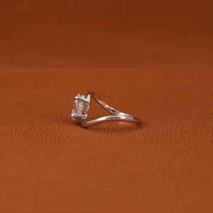 Anillo de compromiso de diamantes cultivados en laboratorio con ajuste de Halo oculto de corte ovalado, diseño hecho a mano personalizado con anillo de diamantes de oro macizo de 18 quilates - Product Image 2