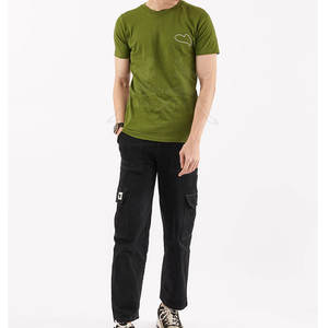 T-shirt confortable pour hommes avec panneaux en tissu de maille respirante T-shirt pour hommes avec un design ajusté et un matériau extensible - Product Image 3