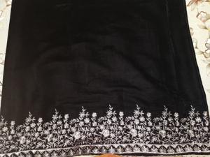 ผ้าคลุมไหล่กำมะหยี่โพลีเอสเตอร์สีดำทึบพร้อมสีเงินปักกำมะหยี่สีแดงเข้มสำหรับฤดูหนาวที่มีสไตล์ - Product Image 6