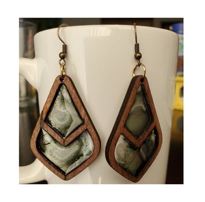 Boucles d'oreilles légères en résine avec détails en métal doré et couleurs marbrées pour un week-end décontracté et une tenue de travail - Product Image 1