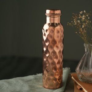 Botella de cobre puro duradera y ligera con diseño ecológico para agua potable limpia y saludable con beneficios naturales - Product Image 1