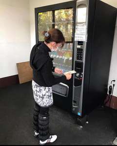 Máquinas expendedoras refrigeradas de autoservicio 24 horas, pequeñas, para snacks, bebidas, pañuelos y herramientas, en venta para EE. UU. - Product Image 2