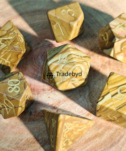 Ensemble de dés polyédriques en bois naturel de 7 pièces, écologiques, durables, de qualité supérieure, faits à la main pour les jeux de rôle sur table, Tradebyd - Product Image 4