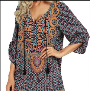 Haut imprimé numérique en soie multicolore à col montant avec cordon de serrage et pompon, longueur mini, pour femme, collection été 2026 - Product Image 2