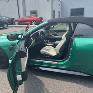 Occasion 2024, faible kilométrage, transmission automatique, sièges en cuir, sans accident et prêt à être expédié. - Product Image 2