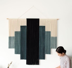 Decoración de pared de macramé bohemio de buen gusto que complementa alfombras tejidas decoración terrosa y tono neutro en las salas de estar - Product Image 3