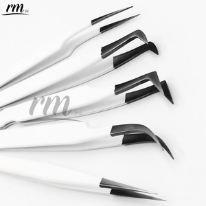 Pinzas para Pestañas RMI de Alta Calidad, Acero Inoxidable, Punta de Plasma Negra y Recubrimiento en Polvo Blanco, Agarre Plano - Product Image 2