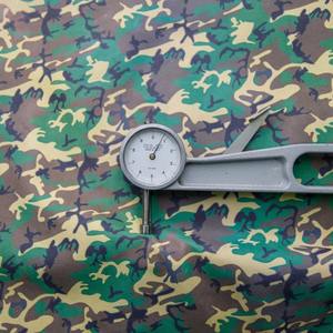 Hoja de cuero verde y marrón con estampado de camuflaje, productos de cuero con estampado de flores personalizables de 1 a 12 pies cuadrados. - Product Image 2