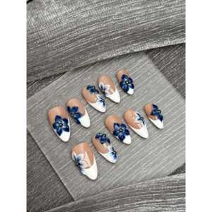 Arte de uñas a presión con diseño de flor de porcelana azul - Product Image 4