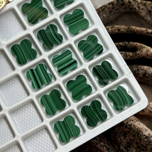 Pierre de malachite verte naturelle en forme de trèfle à quatre feuilles pour bijoux VC, pierres précieuses en vrac - Product Image 2