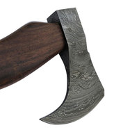 Hache en acier de Damas avec lame gravée et manche en bois ergonomique pour la chasse et les aventures en plein air