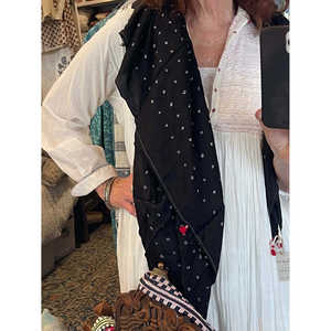 Pañuelo Cuadrado Floral de Diseño Personalizado FOLKLORE K23, Patrón Floral en Seda Bandhani, Hecho de Poliéster - Product Image 3