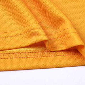 Maillot et short de football légers avec technologie de séchage rapide, tissu en maille respirant, idéal pour les temps chauds et les matchs intenses - Product Image 6