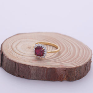 Anillo de compromiso con halo de diamantes en oro amarillo, blanco y rosa de 9K, con piedra preciosa roja cultivada en laboratorio de corte cojín de 2.04 quilates - Product Image 1